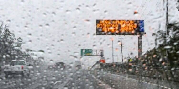 Bomba ciclónica impacta en California con tormentas y fuertes vientos