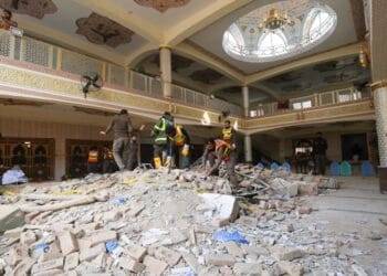 Llega a 100 la cifra de muertos por atentado en mezquita de Pakistán