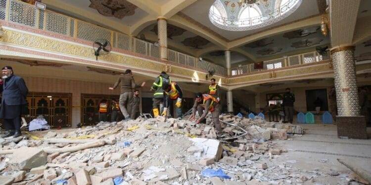 Llega a 100 la cifra de muertos por atentado en mezquita de Pakistán