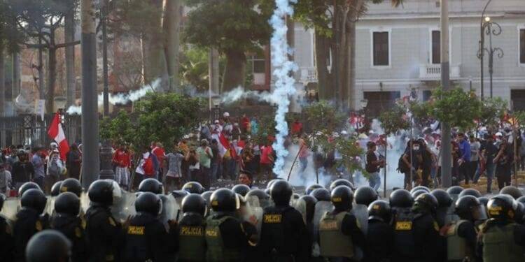 Reportan primeros enfrentamientos en Lima, mientras crecen bloqueos y marchas en Perú