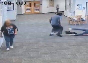 Alumno de secundaria en Matanzas High School del condado de Flagler, Florida, golpeo brutalmente a su maestra.