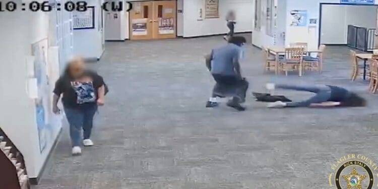 Alumno de secundaria en Matanzas High School del condado de Flagler, Florida, golpeo brutalmente a su maestra.