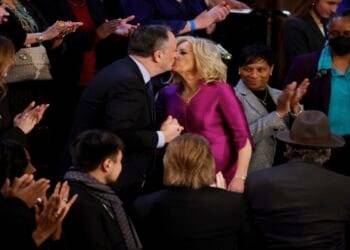ill Biden, primera dama de EU, “besa” al esposo de Kamala Harris