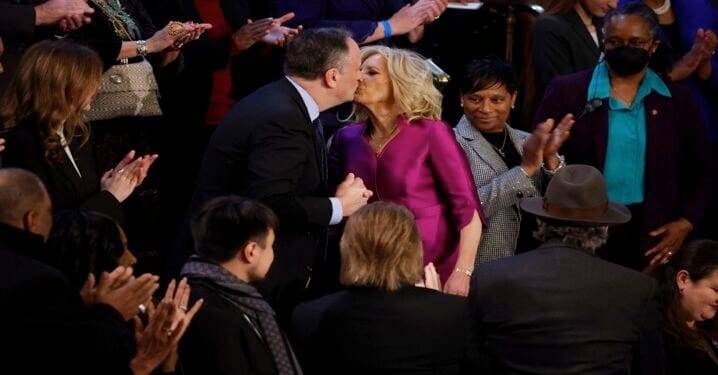 ill Biden, primera dama de EU, “besa” al esposo de Kamala Harris