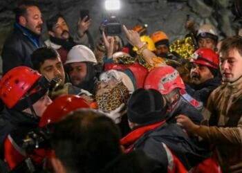 Hallan a sobrevivientes en Turquía luego de 200 horas bajo los escombros