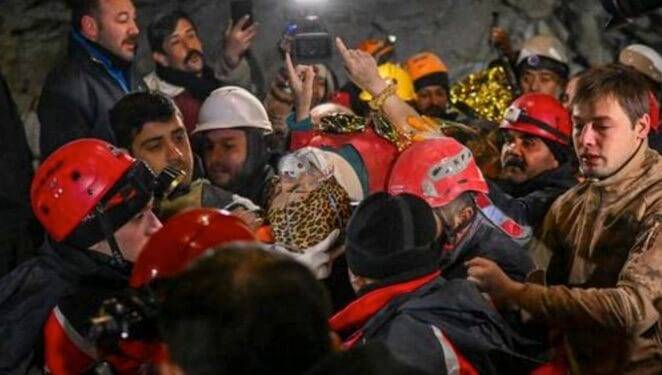 Hallan a sobrevivientes en Turquía luego de 200 horas bajo los escombros