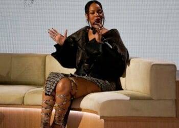 RIHANNA SOBRE EL SUPER BOWL Y SER MAMÁ: «SIENTES QUE PUEDES APODERARTE DEL MUNDO»