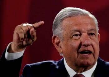 AMLO analiza demandar a abogado de García Luna por daño moral