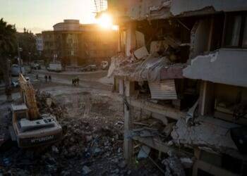 Terremoto en Turquía deja al menos 6 muertos tras réplicas de magnitud 6.4 y 5.8