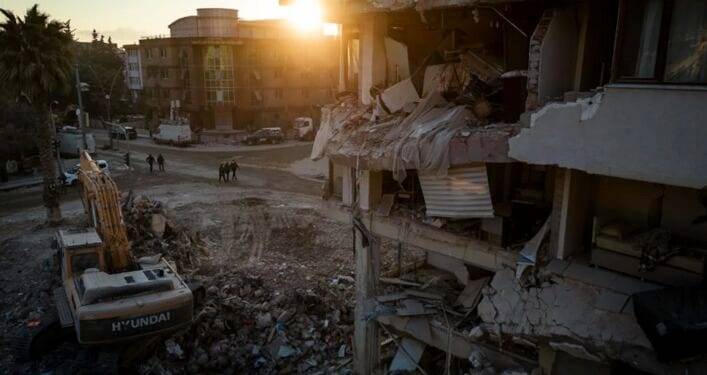 Terremoto en Turquía deja al menos 6 muertos tras réplicas de magnitud 6.4 y 5.8