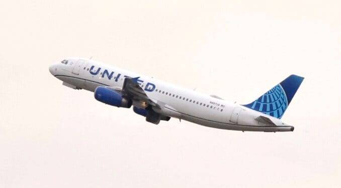 Arrestan a un hombre que supuestamente intentó abrir la puerta de emergencia de un avión y apuñaló a una azafata