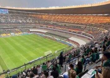 El comediante fue homenajeado con aplausos en la cancha del Estadio Azteca