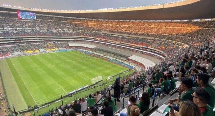 El comediante fue homenajeado con aplausos en la cancha del Estadio Azteca