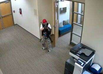 Policía de Nashville difunde video de momentos previos a tiroteo en escuela de EU; ella es Audrey Hale, la atacante