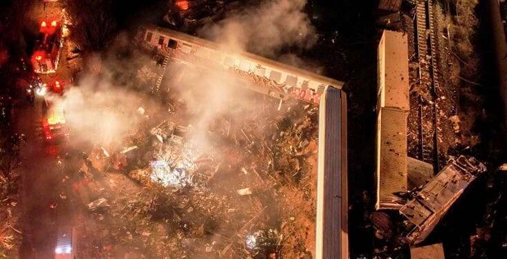 Las imágenes del trágico accidente de trenes en Grecia que deja decenas de muertos y heridos