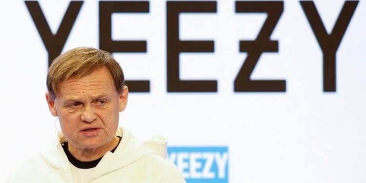 Las opciones de Adidas con el inventario de Kanye West: quemarlo, regalarlo o donar los beneficios de su venta