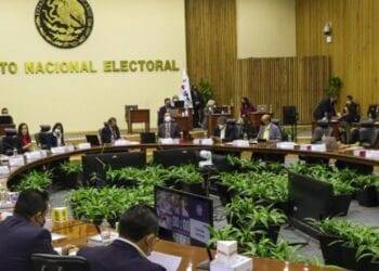 Publican durante la madrugada el plan B electoral de AMLO; INE debe comenzar a recortar personal el viernes