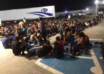 Rescatan a 343 migrantes hacinados en un tráiler abandonado en Veracruz