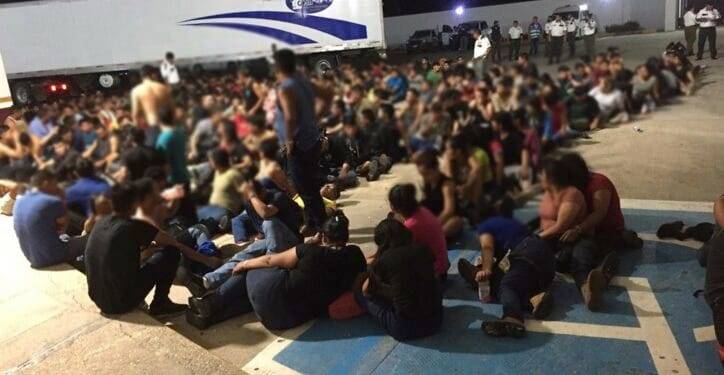 Rescatan a 343 migrantes hacinados en un tráiler abandonado en Veracruz