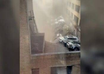 Colapso en estacionamiento de Nueva York deja una persona muerta y varios atrapados
