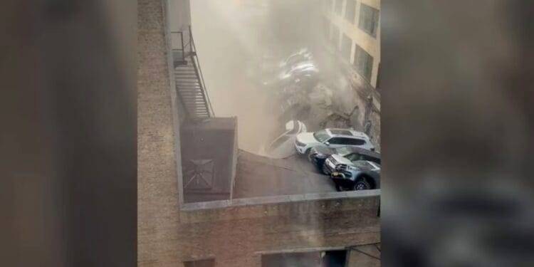 Colapso en estacionamiento de Nueva York deja una persona muerta y varios atrapados