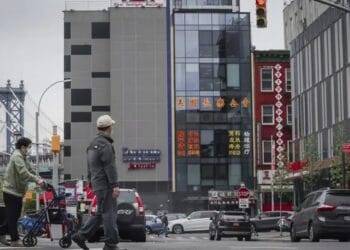 En NY arrestan a dos personas y acusan a 34 por ayudar a establecer un puesto policial secreto en nombre del gobierno chino