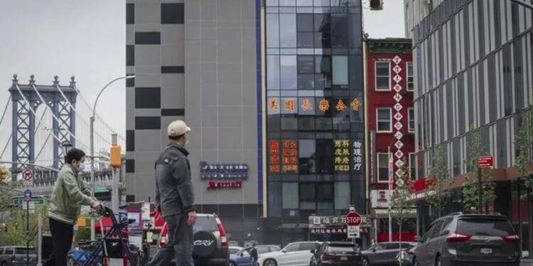 En NY arrestan a dos personas y acusan a 34 por ayudar a establecer un puesto policial secreto en nombre del gobierno chino