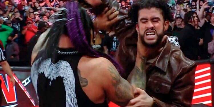 Bad Bunny interviene en la WWE y recibe duro castigo