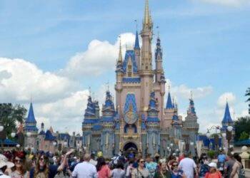 Disney demanda a gobernador de Florida tras prohibiciones en sus parques temáticos