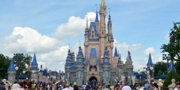 Disney demanda a gobernador de Florida tras prohibiciones en sus parques temáticos