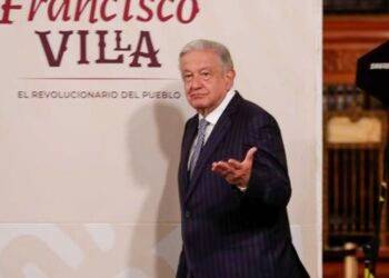 AMLO anuncia incremento salarial del 8.2% a maestros