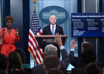 EU “trabaja de cerca con México” en medidas fronterizas ante el fin del Título 42, dice Mayorkas