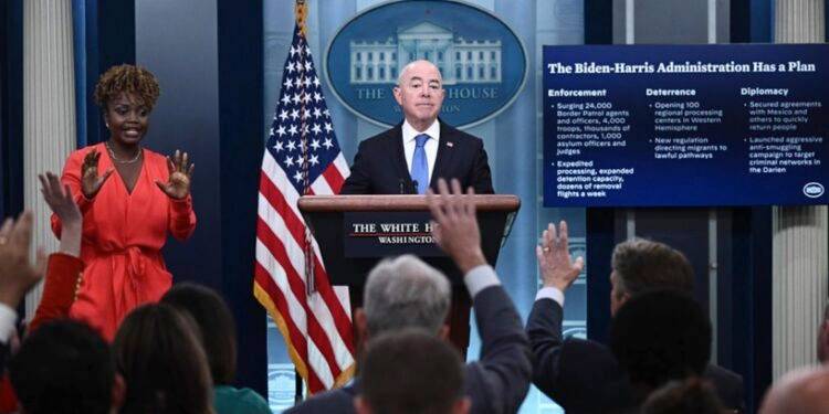 EU “trabaja de cerca con México” en medidas fronterizas ante el fin del Título 42, dice Mayorkas