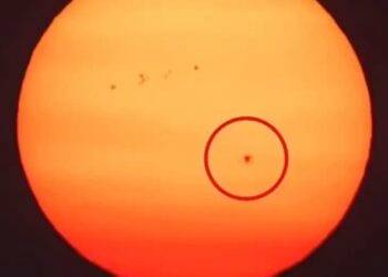 Apareció una mancha sobre la superficie del Sol que tiene el tamaño de cuatro planetas Tierra