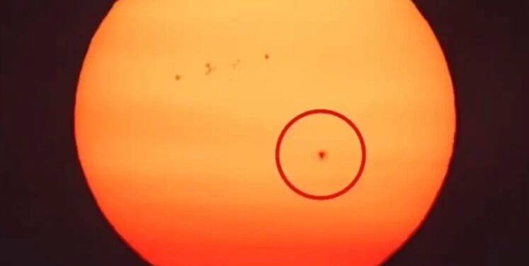 Apareció una mancha sobre la superficie del Sol que tiene el tamaño de cuatro planetas Tierra