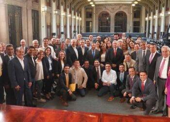 AMLO se reúne con gobernadores morenistas en Palacio Nacional; hablan de programas sociales