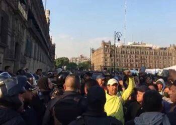 Maestros de la CNTE intentan entrar a Palacio Nacional, antes de la mañanera de AMLO