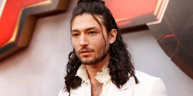 Con rotundo cambio de look, Erza Miller hace su primera aparición pública en la premier de «The Flash»