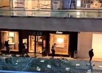 Un detenido y tres fugitivos por el robo con mazos a una joyería en un centro comercial de Ciudad de México