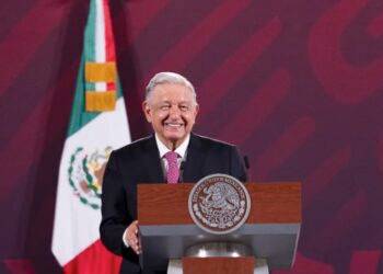 AMLO: Algunos precandidatos de oposición descubrieron que habrá dedazo de Claudio X.
