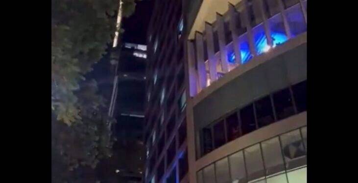 Mujer se suicida arrojándose de edificio en Reforma