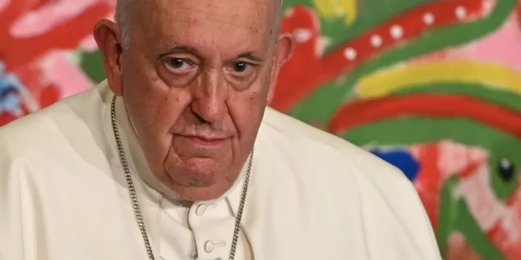 Hospitalizan al papa Francisco para una operación de urgencia