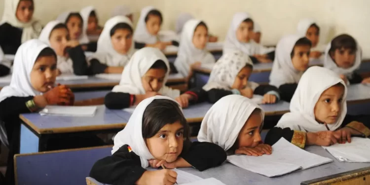 UNICEF pide proteger a mujeres tras envenenamiento de 82 niñas en Afganistán