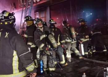 Rescatan a 60 personas de incendio en hotel de la colonia Roma Norte