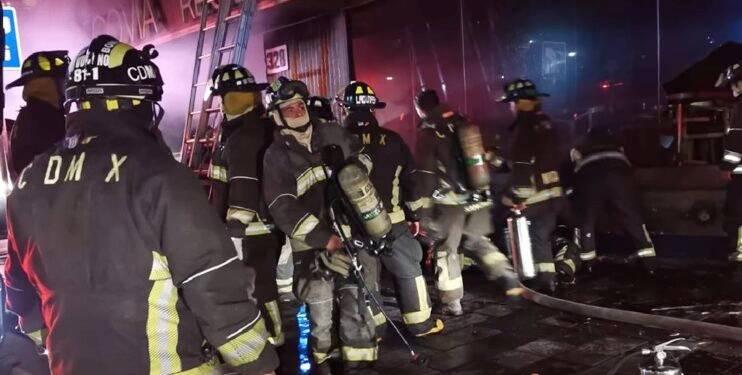 Rescatan a 60 personas de incendio en hotel de la colonia Roma Norte