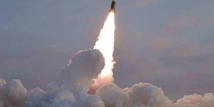 Corea del Norte lanza misil intercontinental tras amenazas de EU