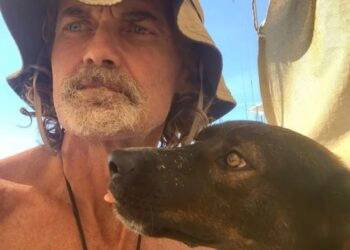 Cómo la perra Bella ayudó a sobrevivir al náufrago australiano rescatado por barco mexicano