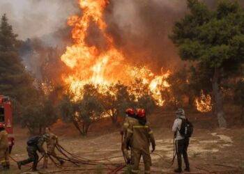 El incendio más grande registrado en Europa sigue arrasando en Grecia