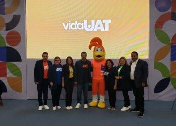 Rector presenta Vida UAT a estudiantes de Nuevo Laredo