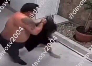 La jala del cabello y la golpea con una escoba; captan en video agresión en la Narvarte